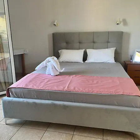 Apartment Karyatis
